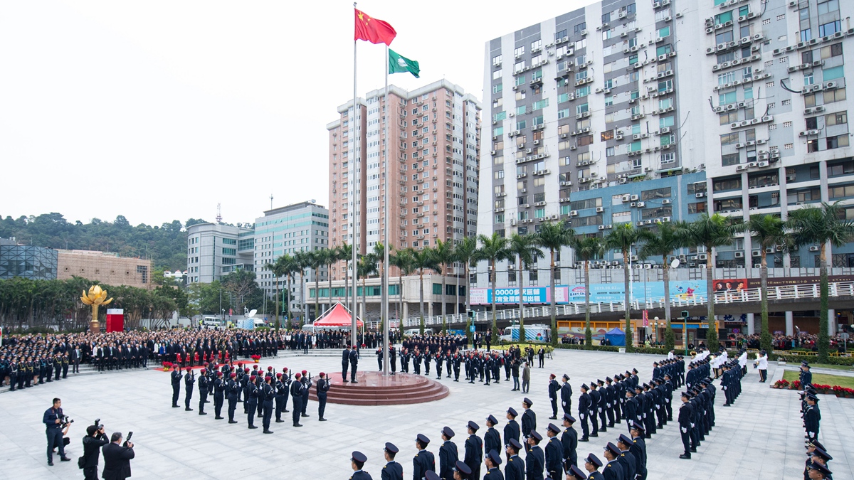 澳門隆重舉行升旗儀式慶?；貧w祖國20周年