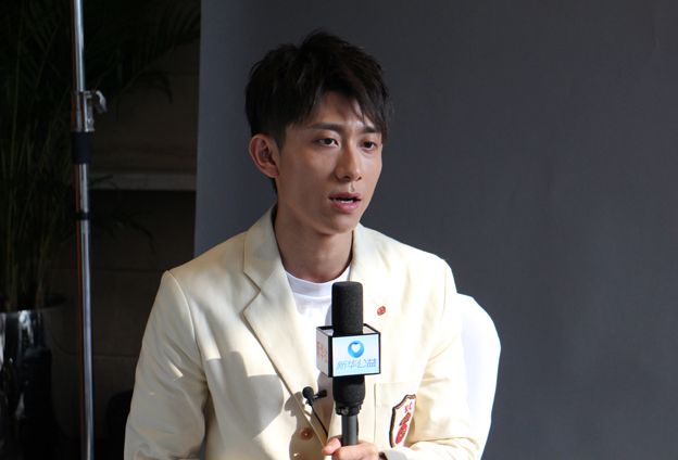 國(guó)有棟梁，大愛(ài)無(wú)疆；爾如嫩草，小愛(ài)芬芳。