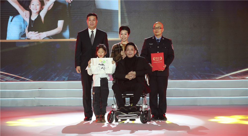 頒獎(jiǎng)嘉賓為第三位年度感動(dòng)人物張海林、朱丹丹夫婦頒獎(jiǎng)