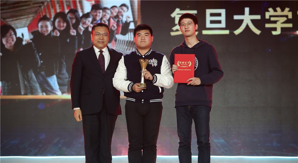 頒獎(jiǎng)嘉賓為第十位年度感動(dòng)人物、復(fù)旦大學(xué)支教團(tuán)頒獎(jiǎng)