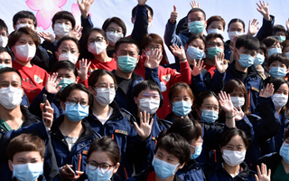 稟父老：樓蘭破，人平安，白衣戰(zhàn)士把家還！