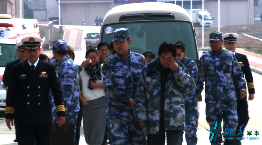 ↑資料圖片：張超的父親（右四）揮淚送別張超。