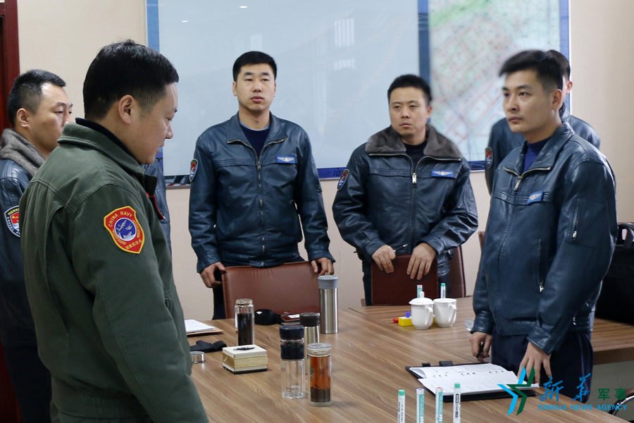 資料圖片：張超參加飛行后講評(píng)。