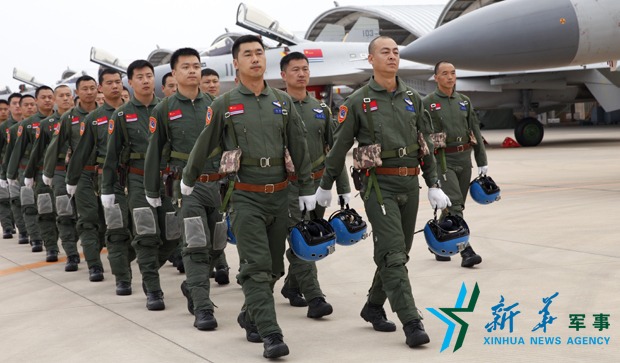 飛行員列隊(duì)進(jìn)場。