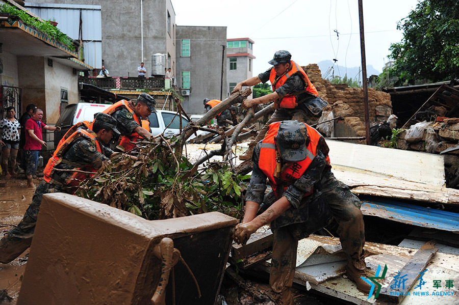 ↑第31集團(tuán)軍某裝甲旅官兵幫助長泰恢復(fù)災(zāi)后秩序。鐘晨菲攝