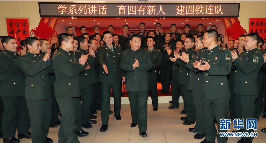 1月23日，習(xí)近平專程來到陸軍第65集團(tuán)軍，深入基層連隊(duì)，看望慰問官兵，代表黨中央和中央軍委，向全軍指戰(zhàn)員、武警部隊(duì)官兵、民兵預(yù)備役人員致以誠摯問候和新春祝福。這是習(xí)近平在該集團(tuán)軍“大功三連”同官兵在一起。新華社記者李剛攝