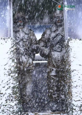 中國軍人:負(fù)重前行只為你能歲月靜好