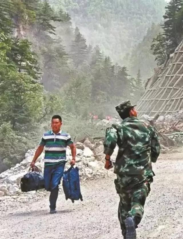 中國軍人:負(fù)重前行只為你能歲月靜好