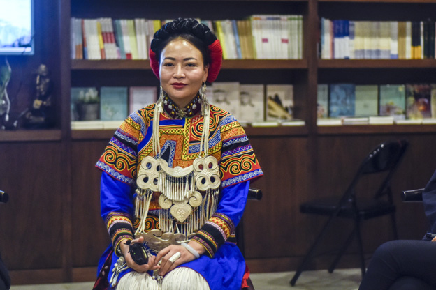 阿牛阿呷：對彝族姑娘來說，胎教就是彝族的刺繡文化，但是當(dāng)我們走出來，我們覺得我們對其他支系的服飾知識了解太少了，需要學(xué)習(xí)的很多，所以開辦了這個(gè)專業(yè)。