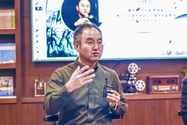 王曉昕：語言問題其實(shí)是非遺傳承所面臨的一個(gè)普遍問題。非遺傳承人可能有很好的技藝，但是因?yàn)檎Z言問題沒有辦法與外面的人交流，就失去了傳承的機(jī)會。