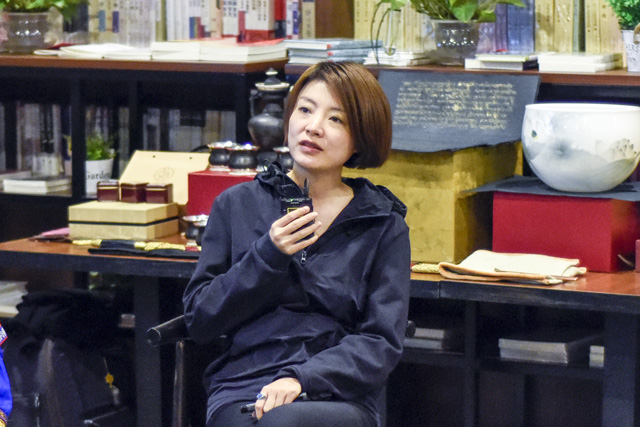 秦思：堅(jiān)持還是因?yàn)闊釔?ài)，我一直想把有意義的事情做得有意思。我希望有更多的人來(lái)關(guān)注非遺文化，把文化融入到工藝當(dāng)中。