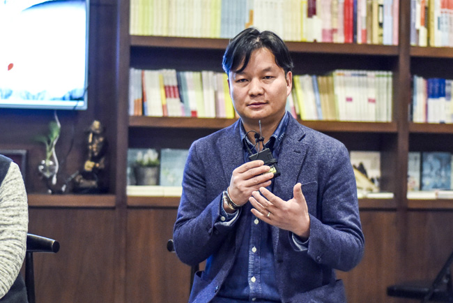 丁大為：烏銅走銀有三百年的歷史了，是云南地區(qū)獨(dú)有的技藝。這門技藝入門大概需要3年，學(xué)成需要20年。用語(yǔ)言去表達(dá)它其實(shí)是很難的。