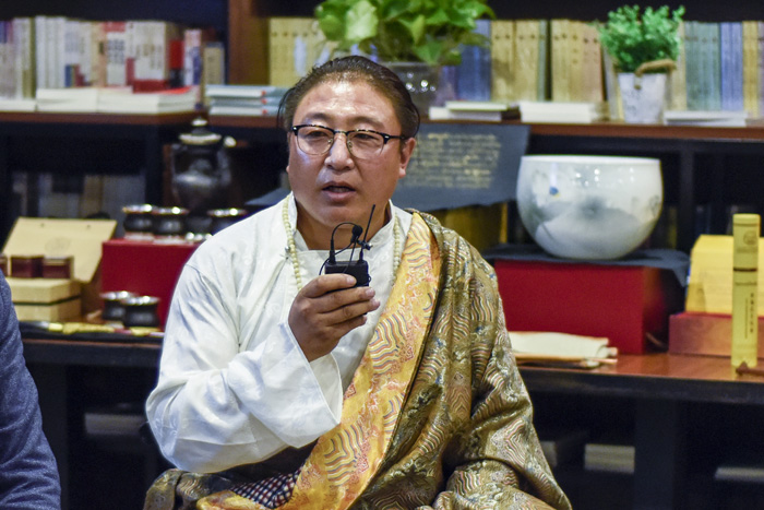 安久·白瑪群加：絕對(duì)不能為了錢(qián)做手藝的傳承人，傳承手藝是因?yàn)槲覀冇袀鞒忻褡逄厣幕呢?zé)任，要時(shí)刻謹(jǐn)記這一份責(zé)任。