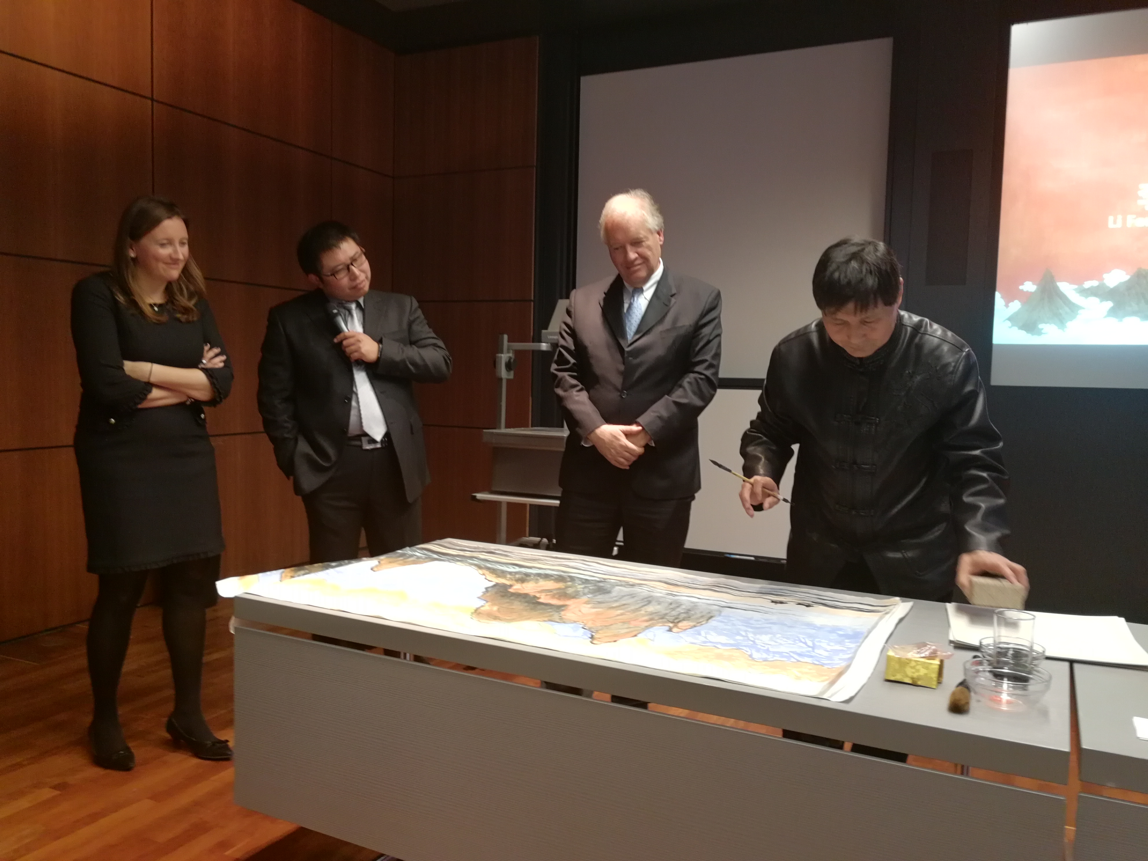 作為一個藝術(shù)家，我也要為這個國家和社會做一點自己的貢獻。在這次跨國文化交流活動中，作為唯一的隨團畫家，我創(chuàng)作出了多幅以“一帶一路”為主題的中國畫。