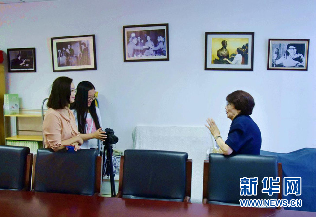 播音室里跟打仗一樣。從夜不能寐的緊張，到全神貫注的投入，用良好的習(xí)慣和過硬的專業(yè)素質(zhì)來化險(xiǎn)為夷。