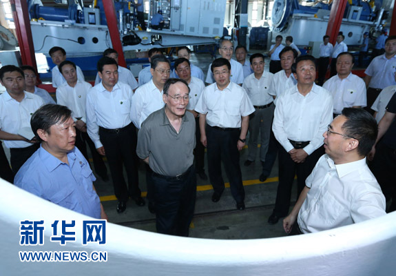 這是7月3日，王岐山在內(nèi)蒙古海裝風(fēng)電設(shè)備有限公司考察。新華社記者 龐興雷 攝 