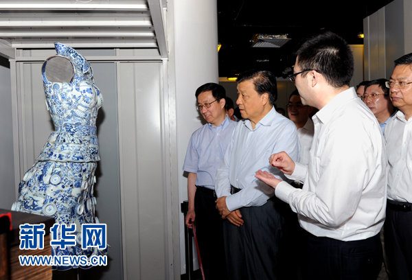 這是7月22日，劉云山在上海國家對外文化貿(mào)易基地調(diào)研。新華社記者 饒愛民 攝 