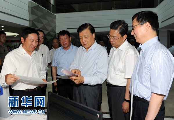  7月22日至23日，中共中央政治局常委、中央書記處書記劉云山在上海調(diào)研。這是7月22日，劉云山在中國（上海）自貿(mào)試驗區(qū)外高橋綜合服務(wù)大廳調(diào)研。新華社記者 饒愛民 攝 