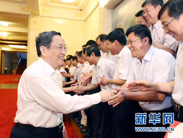 會(huì)前，俞正聲、張高麗接見(jiàn)援藏干部代表，向參加對(duì)口支援西藏工作的各地區(qū)各部門(mén)各單位和廣大援藏干部表示誠(chéng)摯問(wèn)候。新華社記者 姚大偉 攝