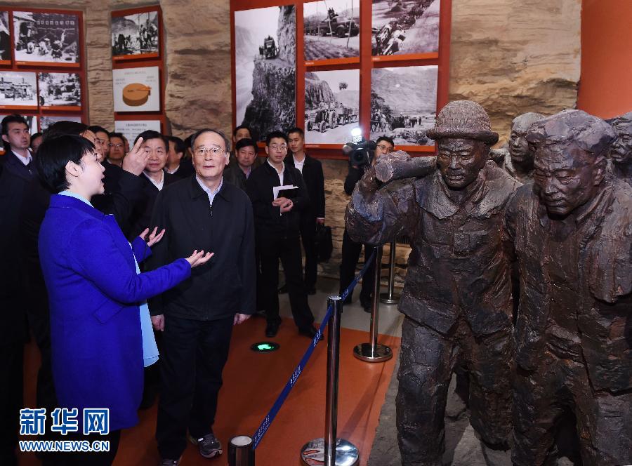 3月27日至28日，中共中央政治局常委、中央紀(jì)委書記王岐山到河南省調(diào)研，并主持召開座談會。這是3月27日王岐山專程來到林州紅旗渠紀(jì)念館參觀。 新華社記者 饒愛民 攝 