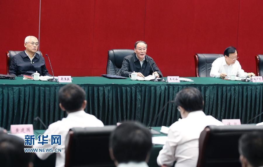 5月8日至10日，中共中央政治局常委、中央紀(jì)委書記王岐山到浙江省調(diào)研，并主持召開部分省區(qū)市紀(jì)委書記座談會(huì)。這是5月9日，王岐山在嘉興主持召開部分省區(qū)市紀(jì)委書記座談會(huì)。新華社記者 姚大偉 攝 