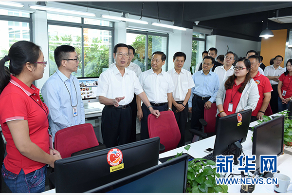 9月16日至18日，中共中央政治局常委、國務(wù)院副總理張高麗在廣西調(diào)研。這是9月17日，張高麗在南寧美麗傳說公司調(diào)研承接產(chǎn)業(yè)轉(zhuǎn)移和開展跨境電子商務(wù)情況。 新華社記者張鐸攝 