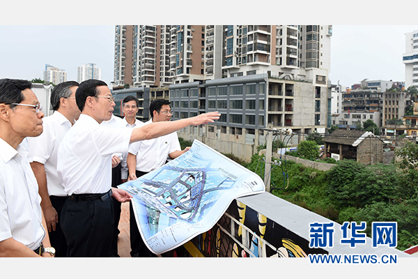 9月16日至18日，中共中央政治局常委、國務(wù)院副總理張高麗在廣西調(diào)研。這是9月16日，張高麗實(shí)地考察南寧水街棚戶區(qū)改造項(xiàng)目現(xiàn)場。 新華社記者張鐸攝 