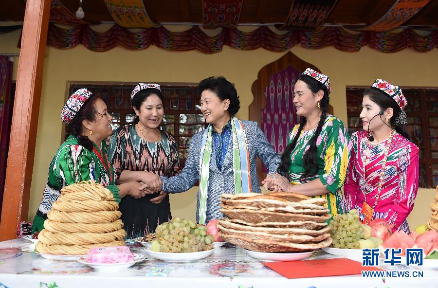 　9月26日，中共中央政治局委員、國務院副總理、中央代表團副團長劉延東率中央代表團分團到和田地區(qū)看望慰問各族干部群眾。這是劉延東在和田市吉亞鄉(xiāng)喀勒塔吐格曼村與維吾爾族群眾在一起。新華社記者張領(lǐng)攝