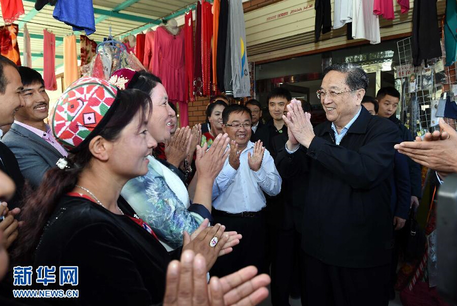 9月27日，中共中央政治局常委、全國(guó)政協(xié)主席、中央代表團(tuán)團(tuán)長(zhǎng)俞正聲率中央代表團(tuán)部分成員赴喀什地區(qū)莎車(chē)縣看望各族干部群眾。這是俞正聲在莎車(chē)縣艾力西湖鎮(zhèn)21村看望慰問(wèn)維吾爾族群眾。新華社記者 饒愛(ài)民 攝