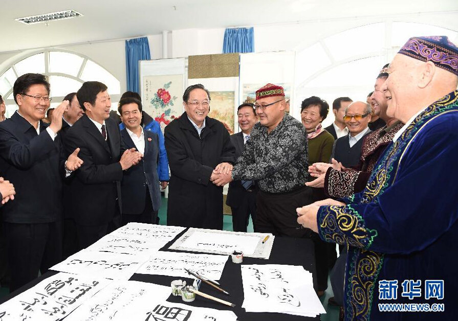 9月29日，中共中央政治局常委、全國政協(xié)主席、中央代表團團長俞正聲率中央代表團部分成員赴阿勒泰地區(qū)看望各族干部群眾。這是俞正聲來到阿勒泰地區(qū)老年人活動中心，觀看老同志書畫展，同老同志親切交談。新華社記者 高潔 攝