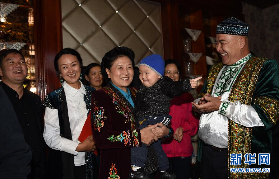 9月29日，中共中央政治局委員、國務(wù)院副總理、中央代表團(tuán)副團(tuán)長劉延?xùn)|率中央代表團(tuán)分團(tuán)在伊犁哈薩克自治州看望慰問各族干部群眾。這是劉延?xùn)|在伊寧市漢賓鄉(xiāng)發(fā)展村走訪慰問哈薩克族村民。新華社記者張領(lǐng)攝