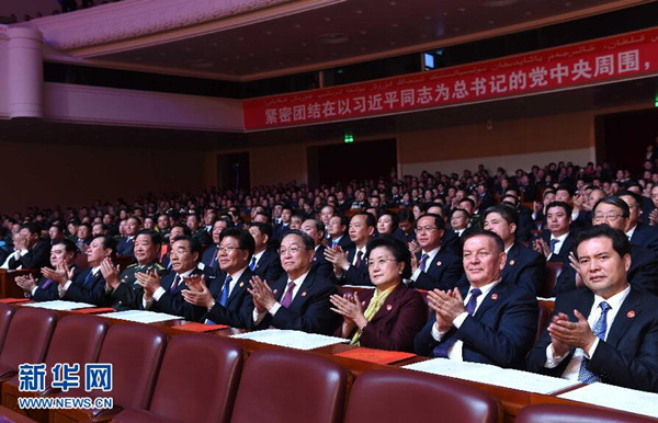     9月30日，慶祝新疆維吾爾自治區(qū)成立60周年文藝晚會《新疆禮贊》在新疆人民會堂精彩呈現(xiàn)。中共中央政治局常委、全國政協(xié)主席、中央代表團團長俞正聲，與2000余名各族群眾代表一起觀看演出。新華社記者 饒愛民 攝