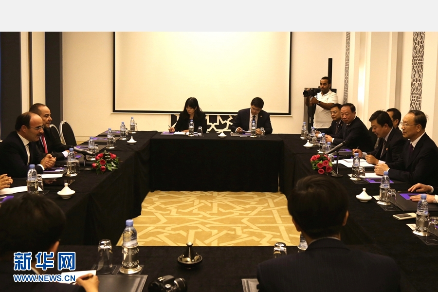 9月19日，在摩洛哥首都拉巴特，中共中央書記處書記、全國政協(xié)副主席杜青林（右一）會見摩洛哥真實(shí)性與現(xiàn)代黨總書記奧馬里（左一）。應(yīng)摩洛哥參議院邀請，中共中央書記處書記、全國政協(xié)副主席杜青林于18日至20日率中共代表團(tuán)訪摩，分別會見政府首腦本·基蘭、參議長本希馬、真實(shí)性與現(xiàn)代黨總書記奧馬里等。新華社記者劉鍇攝