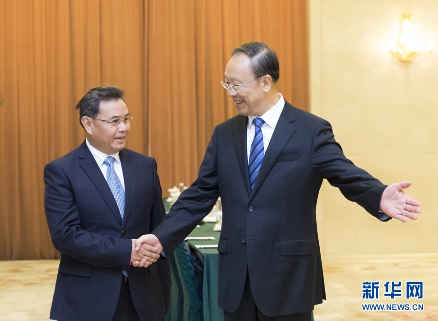 10月12日，中共中央書記處書記、全國政協(xié)副主席杜青林在北京會見來華訪問并出席“2016中國共產(chǎn)黨與世界對話會”的老撾人革黨中央政治局委員、建國陣線中央主席賽頌蓬·豐威漢率領(lǐng)的老撾人革黨代表團。　新華社記者丁海濤攝