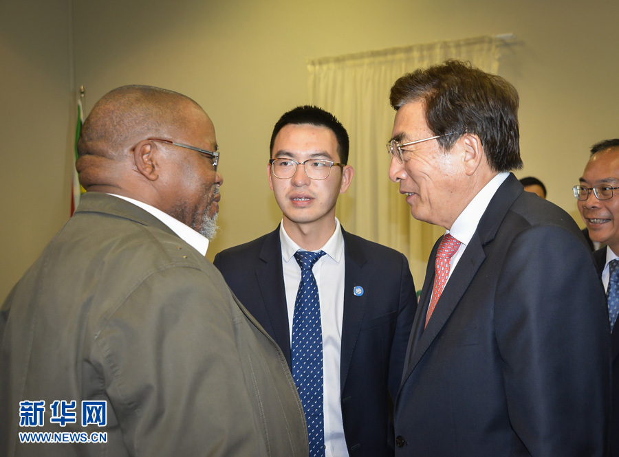 3月26日，中共中央政治局委員、北京市委書(shū)記郭金龍（前右）在南非約翰內(nèi)斯堡與執(zhí)政的南非非洲人國(guó)民大會(huì)總書(shū)記曼塔謝（前左）舉行工作會(huì)談。  新華社記者趙熙攝