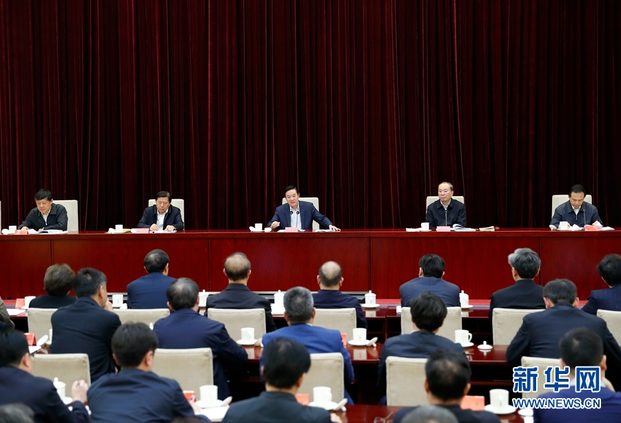 4月13日，中央宣傳部、中央政法委在北京召開(kāi)貫徹落實(shí)《關(guān)于進(jìn)一步把社會(huì)主義核心價(jià)值觀融入法治建設(shè)的指導(dǎo)意見(jiàn)》電視電話會(huì)議。中共中央政治局委員、中央書(shū)記處書(shū)記、中宣部部長(zhǎng)劉奇葆出席會(huì)議并講話。新華社記者丁海濤攝