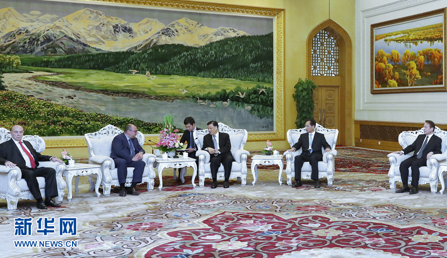 6月7日，中共中央政治局常委、中央書(shū)記處書(shū)記劉云山在北京會(huì)見(jiàn)金磚國(guó)家媒體高端論壇的媒體代表。新華社記者 鞠鵬 攝