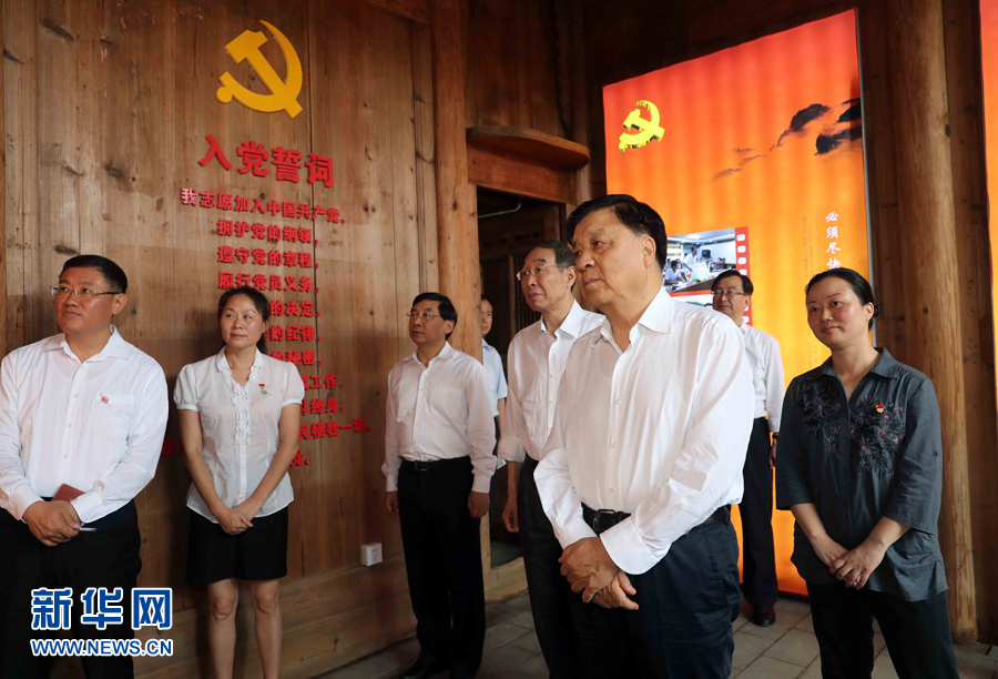6月8日至10日，中共中央政治局常委、中央書(shū)記處書(shū)記劉云山在福建調(diào)研。這是6月9日，劉云山專(zhuān)程來(lái)到政和縣石圳村，深入了解廖俊波的事跡。新華社記者 劉衛(wèi)兵 攝