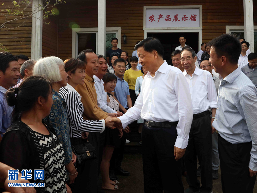 6月8日至10日，中共中央政治局常委、中央書(shū)記處書(shū)記劉云山在福建調(diào)研。這是6月9日，劉云山在周寧縣上洋村與村民親切交談。新華社記者 劉衛(wèi)兵 攝