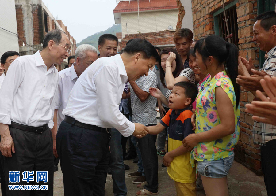 6月8日至10日，中共中央政治局常委、中央書(shū)記處書(shū)記劉云山在福建調(diào)研。這是6月9日，劉云山在福安市溪邳村走訪群眾家庭。新華社記者 劉衛(wèi)兵 攝