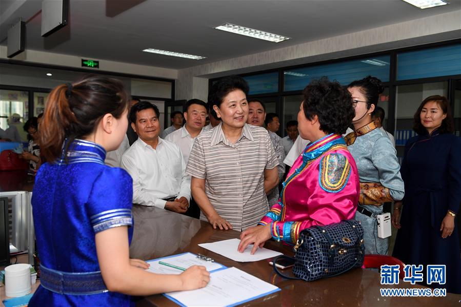 6月25日，全國民族團結(jié)進步創(chuàng)建經(jīng)驗交流現(xiàn)場會在內(nèi)蒙古興安盟召開，中共中央政治局委員、國務(wù)院副總理劉延?xùn)|出席會議并講話。在內(nèi)蒙古期間，劉延?xùn)|考察內(nèi)蒙古人民代表會議舊址即“五一會址”，深入社區(qū)看望各族干部群眾。這是劉延?xùn)|在興安盟科右前旗興科社區(qū)與群眾交談。新華社記者 陳曄華 攝