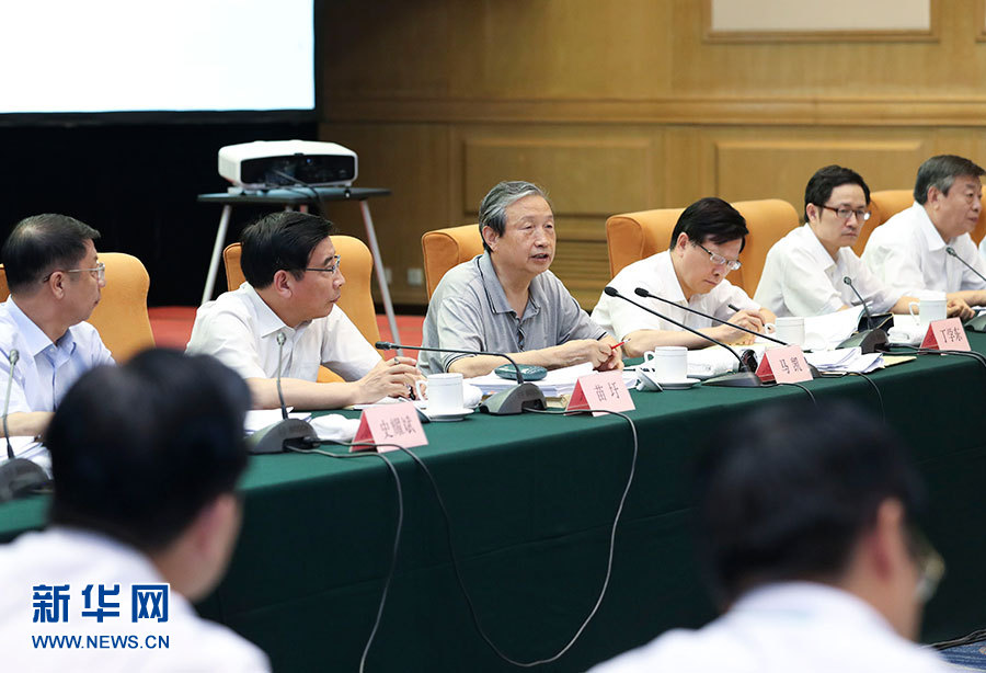 近日，中共中央政治局委員、國(guó)務(wù)院副總理馬凱在北京調(diào)研新能源汽車產(chǎn)業(yè)發(fā)展。這是7月4日，馬凱在北京深入新能源汽車充換電設(shè)施、充電服務(wù)平臺(tái)、分時(shí)租賃等單位調(diào)研，并主持召開(kāi)推廣應(yīng)用座談會(huì)。新華社記者 龐興雷 攝