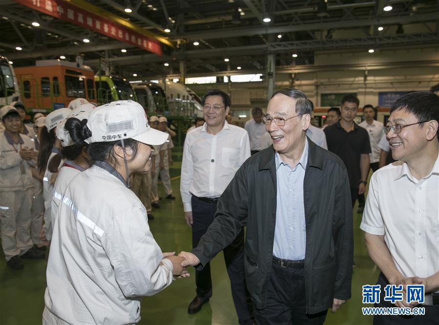 9月3日至5日，中共中央政治局常委、中央紀(jì)委書記、中央巡視工作領(lǐng)導(dǎo)小組組長王岐山在湖南省調(diào)研并主持召開巡察工作座談會。這是9月4日，王岐山到中國中車株洲電力機車有限公司考察。新華社記者 王曄 攝
