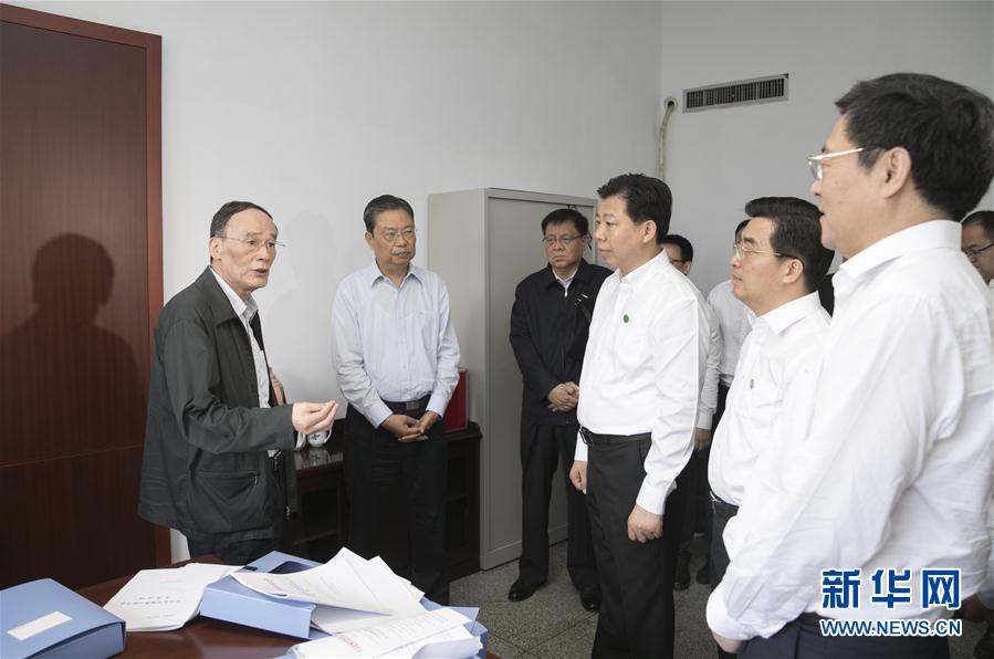 9月3日至5日，中共中央政治局常委、中央紀(jì)委書記、中央巡視工作領(lǐng)導(dǎo)小組組長王岐山在湖南省調(diào)研并主持召開巡察工作座談會。這是9月4日，王岐山來到株洲市委巡察辦看望巡察干部。新華社記者 王曄 攝
