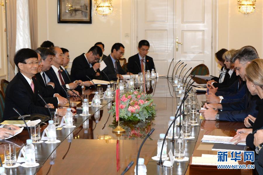 9月12日，克羅地亞總理普連科維奇（右二）在首都薩格勒布會(huì)見到訪的習(xí)近平主席特使、中共中央政治局委員、中央政法委書記孟建柱（左一）。新華社記者高磊攝