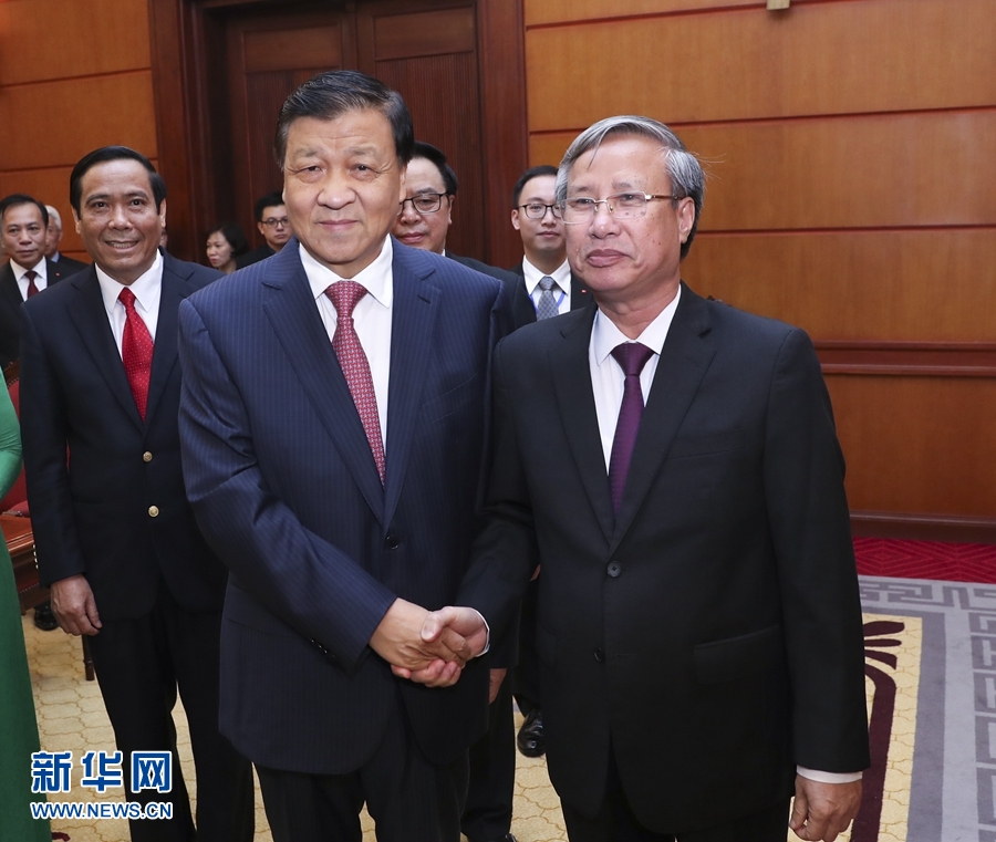 應(yīng)越南共產(chǎn)黨邀請，中共中央政治局常委、中央書記處書記劉云山9月18日至19日對越南進(jìn)行正式訪問。這是9月18日，劉云山在河內(nèi)與越共中央政治局委員陳國旺舉行會談。 新華社記者 龐興雷 攝