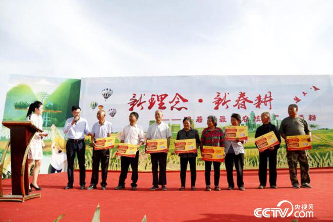 愛心企業(yè)與貧困農(nóng)戶結(jié)對(duì)子、送肥料