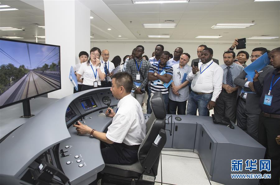 (社會)(1)13國“老外”進(jìn)“高鐵駕校”