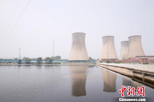 按照規(guī)劃，位于首鋼園區(qū)內(nèi)的滑雪大跳臺(tái)建成后將成為世界首例永久保留和使用的單板大跳臺(tái)場地。圖為單板大跳臺(tái)選址所在地?！№n海丹 攝