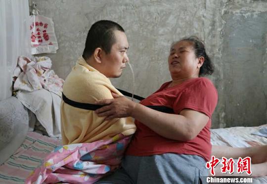 身體日漸衰老的梁青蘭每次幫兒子翻身、坐立，全身的衣物都要濕透一次。　尚明俠 攝